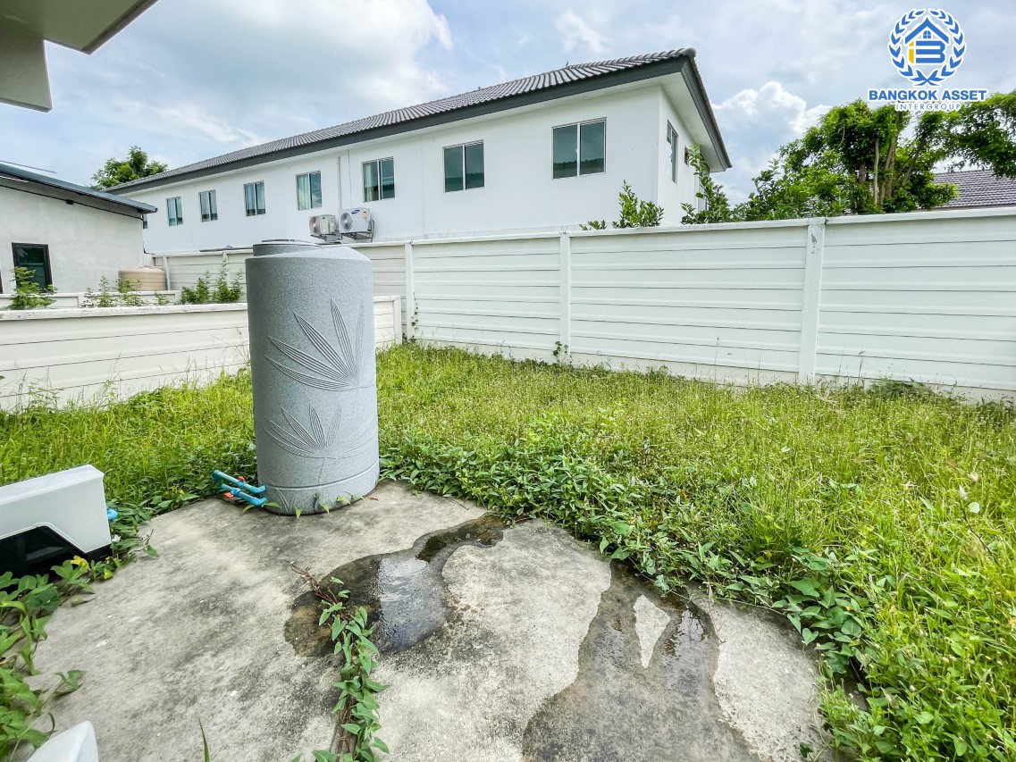 บ้านแฝดมือสอง ม.เดอะวิลเลจ กาญจนาภิเษก-ราชพฤกษ์2 เนื้อที่กว้าง 36.90 ตร.ว. ฟังก์ชัน 3 ห้องนอน 2 ห้องน้ำ 2 ที่จอดรถ บ้านสภาพใหม่พร้อมเข้าอยู่ ตั้งบนทำเลแห่งการเดินทาง เชื่อมต่อถนนบางกรวย-ไทรน้อย, ถนนกาญจนาภิเษก, ถนนชัยพฤกษ์ จองด่วน!